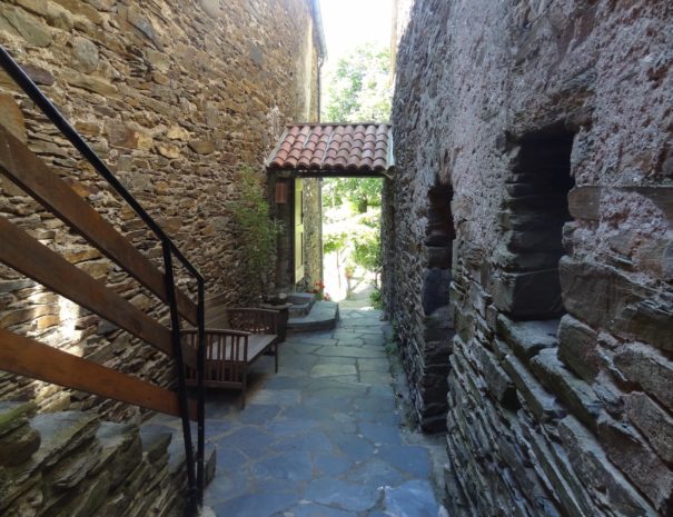 Gîtes de l'Angladette : Vue de la porte d'entrée