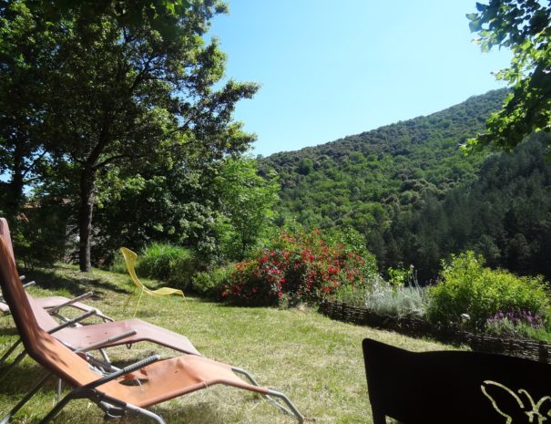 L'Angladette : Coin détente de la terrasse (vue nord)